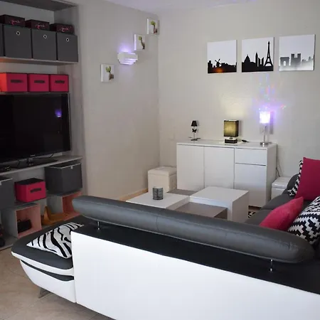 Casa Con Amplia Jardin Holiday home Empuriabrava